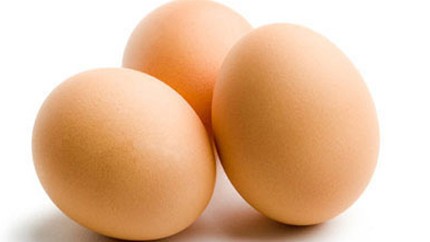 12. Trứng: Ăn hai lòng trắng trứng gà còn tươi hoặc ăn một trứng vịt muối chung với giấm giúp giảm bớt lượng rượu đã uống. Cách này giúp đề phòng hiện tượng bỏng niêm mạc dạ dày có nguy cơ xảy ra, rất hiệu nghiệm.