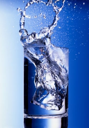 14. Nước: Một cốc nước nóng sẽ giúp bạn tống rượu ra ngoài.
