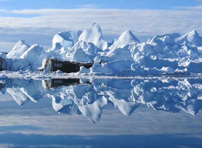 Tên tác phẩm: Reflections (Sự tương phản) – Những tảng băng ở Ilulissat, Greenland. Tác giả: Frank Walley.