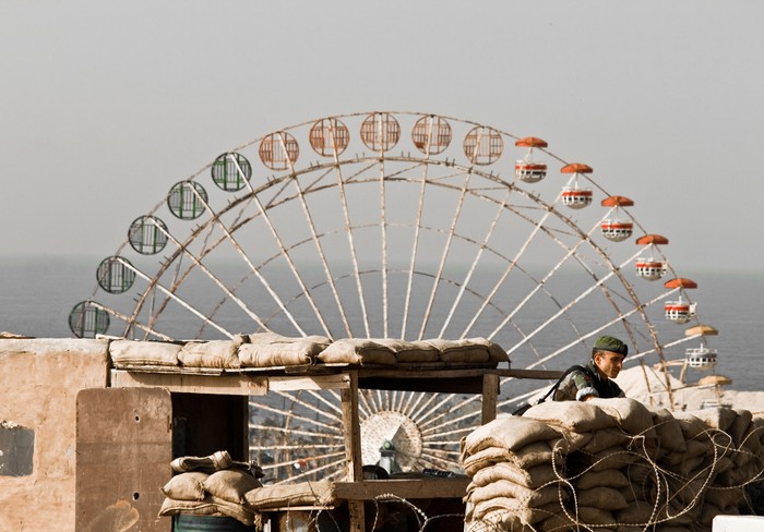 Tên tác phẩm: Don’t play with war (Đừng đùa với chiến tranh) – Ảnh chụp ở Beirut, Lebanon. Tác giả: Janus Langhorn.