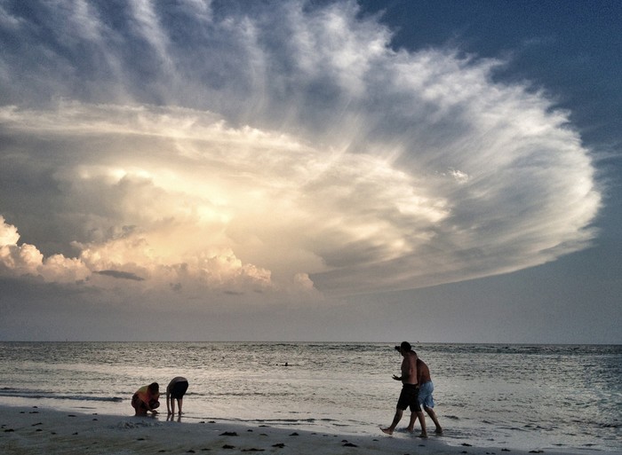 Tên tác phẩm: Storm’s Backside - Màn đêm dần buông xuống bãi biển Siesta Key, ở Sarasota, Florida. Tác giả: Judy Robertson.