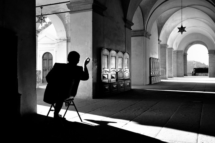 Tên tác phẩm: Relax (Thư giãn) - Ảnh chụp nhân viên bảo vệ của toà lâu đài Medici’s Villa ở Poggio a Caiano, Italy, nơi anh ta được cho phép hút thuốc sau khi hết ngày làm việc. Tác giả: Giacomo Baldi.