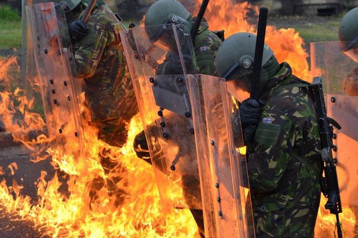 Tên tác phẩm: In the Heat of the Moment – Cảnh sát chống bạo động của Anh đứng yên với khiêng bảo vệ trước các cuộc tấn công bằng bom xăng của người biểu tình trên đường phố Hampshire, miền Nam nước Anh. Tác giả: Kerry Hutchison.