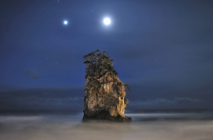 Tên tác phẩm: With a Couple of Jovian and Lunar Lights – Sao mộc và Mặt trăng chiếu sáng trên bầu trời phía trên một ngọn núi đá ở gần thành phố Kitaibaraki, Nhật Bản. Tác giả: Akira Takaue.