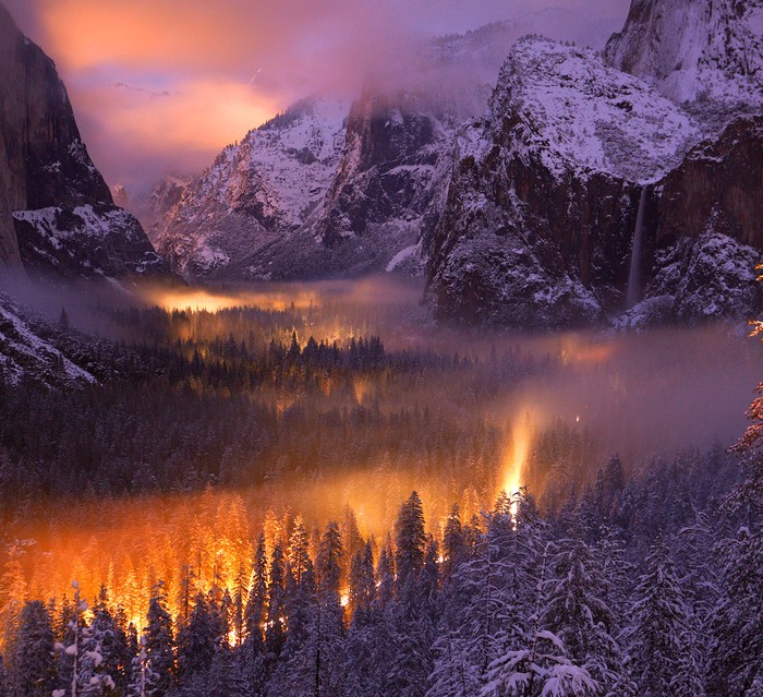 Yosemite Valley at Dusk (Thung lũng Yosemite lúc hoàng hôn): Một lớp sương mờ che phủ thung lũng Yosemite, khi những chiếc xe ô tô chạy ngang qua, ánh đèn chiếu sáng màn sương. Tác giả: Phil Hawkins.