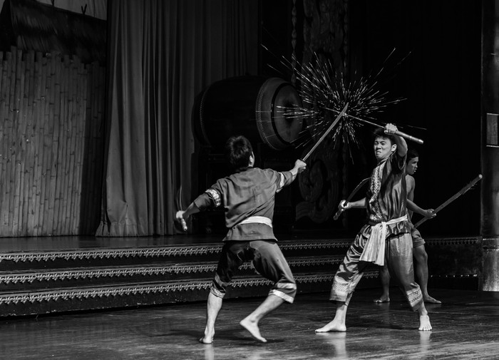 Tên tác phẩm: Sword Fight (Đấu kiếm) – Hai diễn viên trình diễn màn đấu kiếm trên sân khấu ở Nong Nooch, Pattaya, Thái Lan. Tác giả: Lars Edvard Dalsboe.