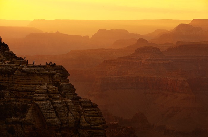 Tên tác phẩm: Grand Canyon at Dusk – Khách du lịch ngắm hoàng hôn ở Grand Canyon từ ngọn ở phía nam. Tác giả: Phil Hawkins.