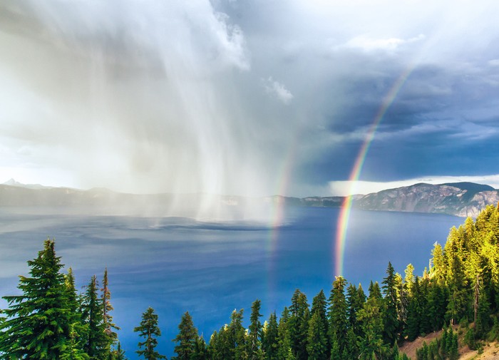 Tên tác phẩm: Crater Lake Storm at Sunset (Cơn bão trên mặt hồ núi lửa lúc hoàng hôn) - Một cơn mưa giông kèm sấm sét đi qua mặt hồ nước trên miệng núi lửa ở Công viên quốc gia Crater Lake, cùng lúc hoàng hôn tạo nên cầu vồng đôi tuyệt đẹp. Ảnh được chụp từ làng Rim, với độ cao khoảng 300m so với mặt hồ. Tác giả: Duke Miller.