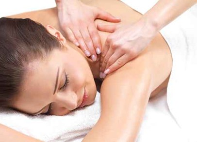 4. Thường xuyên massage: Nếu bạn muốn điều trị đau cổ, tốt nhất là bạn chỉ nên gặp bác sỹ một vài ngày sau khi đã đi massage. Nguyên do bởi việc massage có thể ảnh hưởng tới việc xem xét, chẩn đoán đúng tình trạng bệnh.
