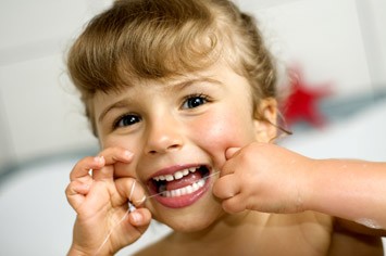 Răng sữa sâu không quan trọng? Hoàn toàn sai. Răng sữa giữ chỗ cho răng vĩnh viễn. Nếu sâu răng ở răng sữa không được điều trị thì chúng có thể phát triển thành cơn đau nghiêm trọng và gây áp-xe. Đôi khi sự nhiễm trùng có thể lân lan sang các khu vực khác của cơ thể và trong một vài trường hợp hiếm có thể dẫn đến tử vong.