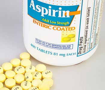 Đặt thuốc aspirin vào răng để chống đau răng? Hoàn toàn sai. Nếu uống aspirin thì có thể giúp bạn giảm cơn đau nhức. Tuy nhiên aspirin là axít nếu bạn để thuốc cạnh răng thực tế sẽ làm tổn thương mô lợi, nặng hơn thì gây áp-xe. Cách tốt nhất để giảm đau răng là uống thuốc.