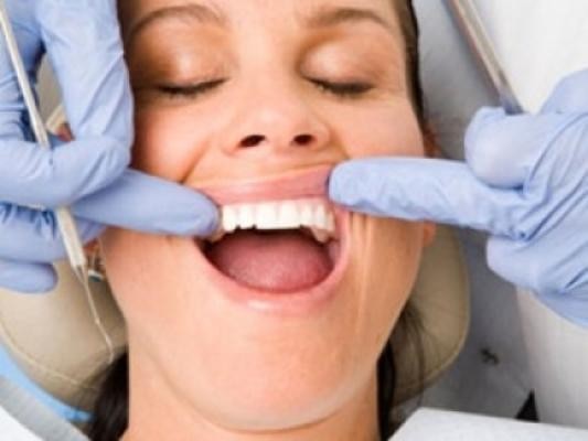 Răng yếu có nghĩa là bạn bị sâu răng? Hoàn toàn sai. Răng yếu chỉ đơn thuần bạn có hàm răng yếu hoặc lợi bị tụt để lộ chân răng. Răng yếu cũng là một yếu tố dễ gây sâu răng nhưng cũng còn phụ thuộc rất nhiều yếu tố khác.