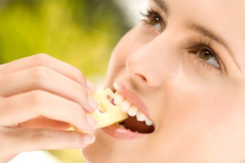 Ăn đồ cứng, cắn, nhai mạnh dẫn đến sâu răng? Sai nhưng trong một số trường hợp đôi khi lại đúng. Việc nhai, siết chặt răng, mài răng là một trong những cách hủy hoại răng vô thức tai hại nhất. Nếu nhai nhẹ nhàng và thông thường thì sẽ gây áp lực lên răng rất ít nhưng nhai mạnh, nhai đồ cứng trong thời gian dài sẽ gây “stress” cho răng, làm răng dễ bị tổn thương, tạo lỗ hổng, vết nứt vỡ, hở chân răng sẽ đẩy nhanh tốc độ sâu răng.