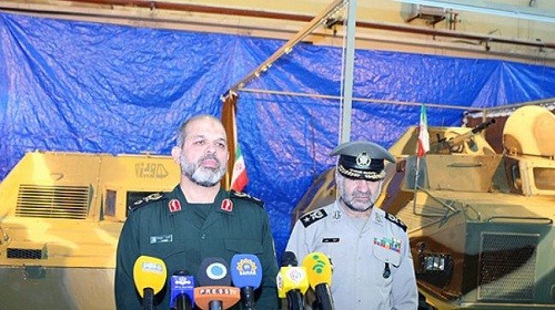 Bộ trưởng Quốc phòng Iran (trái) trong lễ ra mắt 2 xe bọc thép siêu nhẹ (Nguồn: Press TV)