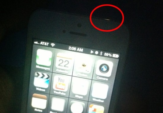 iPhone 5 màu trắng gặp lỗi hở sáng khi dùng trong bóng tối.