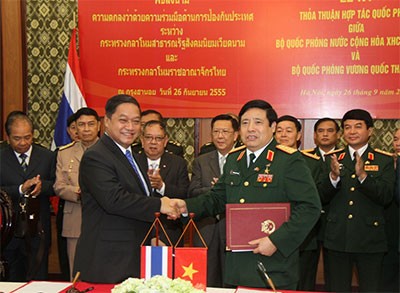 Đại tướng Phùng Quang Thanh và Đại tướng Xụ-căm-phôn Xụ-văn-na-thắt tại lễ ký Thoả thuận hợp tác quốc phòng.