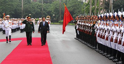Đại tướng Phùng Quang Thanh và Đại tướng Xụ-căm-phôn Xụ-văn-na-thắt duyệt đội danh dự QĐND Việt Nam