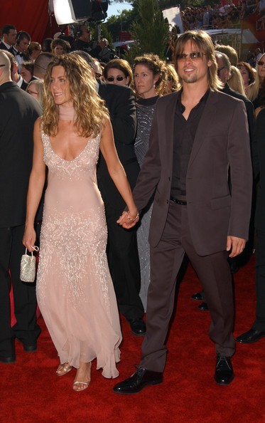 Năm 2002: Jennifer Aniston tay trong tay với Brad trong một chiếc váy màu hồng nhạt cổ điển.