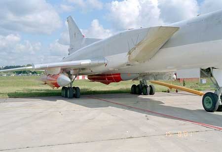 "Sát thủ diệt tàu sân bay" Kh-22 treo dưới cánh và bụng Tu-22M3.