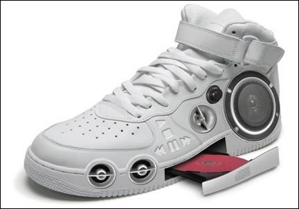 2. Gangster CD Stereo Sneakers: Bạn muốn âm nhạc theo mình đi khắp mọi nẻo đường? Đúng vậy, Gangster CD Stereo Sneakers là một chiếc máy nghe nhạc di động hình chiếc giày với đầy đủ tính năng như đọc đĩa CD, loa tích hợp sẵn và kiểu cách hiện đại.