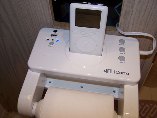 4. iCarta: iPod Toilet Paper Holder: Bạn rất muốn nghe nhạc trong nhà vệ sinh? Vậy thì phụ kiện gắn loa và chân cắm iPod này cực kỳ hữu dụng. Hãy cứ bận rộn với công việc riêng của bạn, iCarta sẽ luôn hát hò cổ vũ nhiệt tình.