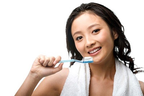 Các chuyên gia cũng khuyên bạn, ngoài việc giữ vệ sinh răng miệng sạch sẽ, bạn cũng không bên bỏ qua thói quen đi khám răng định kì. Việc khám nha khoa sẽ giúp các bác sĩ sàng lọc và phát hiện sớm các biểu hiện được cho là dấu hiệu sớm của ung thư miệng.
