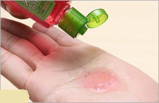 1. Sử dụng gel rửa tay: Nếu bạn thường xuyên sủ dụng gel rửa tay thì bạn thì nên thay đổi thói quen này và hạn chế dùng chúng trừ khi bạn đang ở trong một nơi đặc biệt dễ bị lây bệnh như bệnh viện…