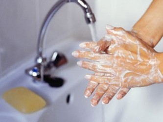 Nước rửa tay có chứa triclosan, có thể làm gia tăng vi khuẩn và kháng virus thuốc kháng sinh. Vì vậy, bạn nên lưu ý chọn cho mình loại nước rửa tay phù hợp, thành phần của nó nên có chứa ít nhất 60% cồn, sẽ giúp tiêu diệt 99% vi khuẩn khi tiếp xúc.