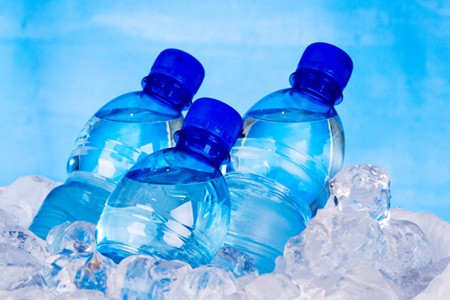 6. Chỉ uống nước đóng chai: Bạn nghĩ nước đóng chai sẽ tốt cho cơ thể so với nước tự đun và có thể tránh được những vi khuẩn gây hại. Tuy nhiên, điều này không hoàn toàn đúng bởi nước đóng chai không chứa fluoride. Nếu uống nước đóng chai quá nhiều sẽ dẫn đến thiếu hụt fluoride, có thể dẫn đến sâu răng.