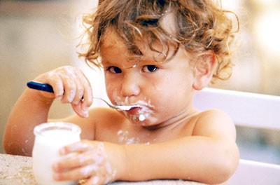 Dùng quá nhiều sữa chua cho trẻ em uống? Sữa chua là một loại đồ uống mạnh khỏe có lợi cho tiêu hóa, có phụ huynh thường dùng sữa chua chăm cho trẻ uống. Tuy nhiên, vi khuẩn acid lactic trong sữa chua hình thành nên kháng sinh, mặc dù có thể khống chế rất nhiều vi khuẩn nguồn bệnh sinh trưởng, nhưng đồng thời cũng phá vỡ điều kiện sinh trưởng nhóm vi khuẩn bình thường có ích đối với cơ thể, còn ảnh hưởng đến chức năng tiêu hóa thông thường, đặc biệt là trẻ em mắc chứng viêm dạ dày đường ruột và trẻ em sinh non. Nếu cho những trẻ đó uống sữa chua có thể sẽ gây ra nôn mửa và viêm ruột dạng hoại tử.