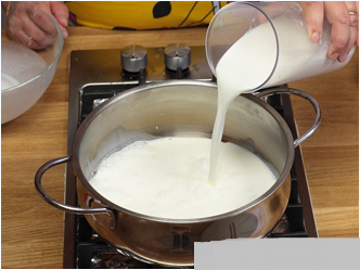 Sữa cần phải nấu sôi? Thông thường, nhiệt độ khử độc của sữa yêu cầu không cao, ở 70℃ sử dụng 3 phút, 60℃ sử dụng 6 phút là được. Nếu nấu sôi, nhiệt độ đạt đến 100℃, chất lactose trong sữa sẽ xuất hiện hiện tượng cháy, đường cháy có thể dẫn đến ung thư. Ngoài ra, can-xi trong sữa sau khi nấu sôi sẽ xuất hiện hiện tượng kết tủa phốt phát, từ đó giảm thấp giá trị dinh dưỡng của sữa.
