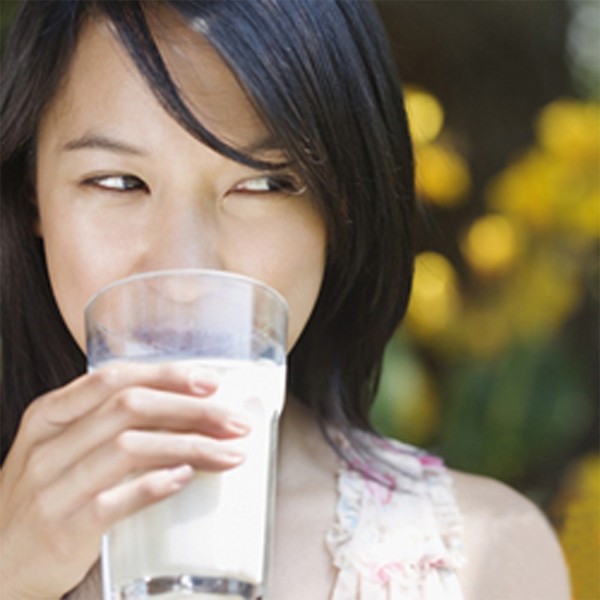 Thực tế làm như vậy vừa được vừa mất. Sữa có thể dành được một số vitamin D, nhưng lại mất đi vitamin B1, B2 và vitamin C. Bởi vì 3 loại dinh dưỡng này sẽ bị phân giải ở dưới ánh nắng mặt trời, dẫn đến một phần mất đi hoặc mất đi toàn bộ. Ngoài ra dưới ánh nắng lactose sẽ lên men làm cho sữa biến chất.