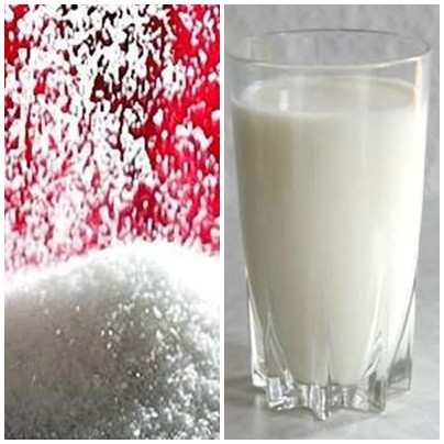 Còn vấn đề nên cho đường vào lúc nào? Nếu cùng làm nóng đường và sữa, sẽ làm cho lysine trong sữa gây ra phản ứng với đường ở độ nhiệt cao (80℃-100℃), hình thành chất glycosyl lysine gây hại. Chất này không những không được cơ thể hấp thụ mà còn gây nguy hại cho sức khỏe. Vì vậy, nên đun sôi sữa xong để nguội đến nhiệt độ ấm (40℃-50℃) sau đó mới cho đường vào trong sữa hòa tan.