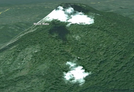 Khu rừng bí ẩn trên núi Mabu: Các nhà khoa học sử dụng Google Earth để tìm kiếm những khu vực tại châu Phi mà con người chưa đặt chân tới. Họ ngạc nhiên khi phát hiện một khu vực cây cối trên núi Mabu thuộc địa phận Mozambique. Theo phân tích, đây chính là khu rừng nhiệt đới lớn nhất miền nam Nam châu Phi và chưa từng xuất hiện trong bất kỳ ghi chép nào trước đó.