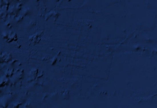 Thành phố dưới nước Atlantis: Vào năm 2009, một khu vực lạ được phát hiện tại phía Bắc châu Phi. Người ta nghi ngờ rằng, đây là những di tích của thành phố chìm dưới nước Atlantis. Tuy nhiên, Google đã lên tiếng phủ nhận điều này và giải thích nó là hình ảnh của những tàu đánh cá chồng lên nhau trong quá trình làm bản đồ. Sau đó, khung cảnh này không còn xuất hiện trên Google Maps.