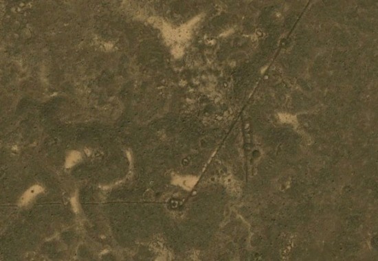 Các di tích và lăng mộ cổ: Giáo sư David Kennedy thuộc trường Đại học Tây Úc sử dụng Google Earth để thăm dò các di tích tại Ả Rập. Ông phát hiện hàng nghìn lăng mộ và một số di tích cổ khác có niên đại khoảng 9000 năm.