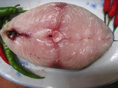 Cá: Nếu lo ngại về sức khỏe tim mạch, mọi người nên ăn nhiều cá hơn. Ba bữa ăn cá/ tuần hoặc ăn 30 gram cá/ ngày, có thể giảm 50% nguy cơ đột quỵ. Nghiên cứu y khoa đã cho thấy rằng người Nhật Bản và người Eskimo ăn cá thường xuyên nên có tỷ lệ nguy cơ tim mạch nhỏ hơn hẳn so với người dân các quốc gia hiếm khi ăn cá.