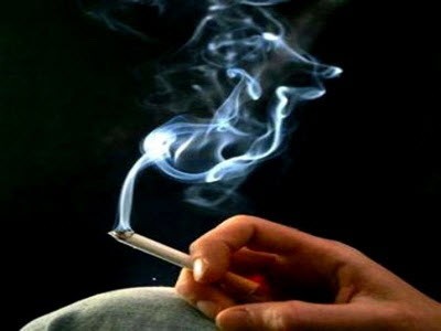 4. Dị ứng khói thuốc: Khói thuốc lá là một nguồn chính của ô nhiễm trong nhà. Tiếp xúc với khói thuốc có thể làm tăng nguy cơ bị hắt hơi liên tục, hen suyễn hoặc đau đầu.