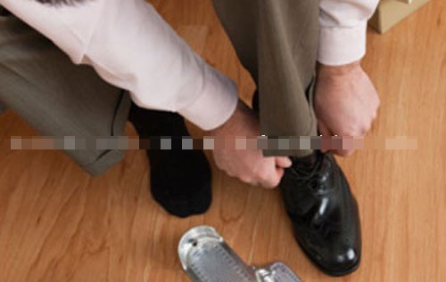 5. Dị ứng giày dép: Khi người bệnh tiếp xúc với giày da thuộc hoặc bất kỳ loại giày nào khác, nó làm cho da bị ngứa hoặc sưng, phát ban, mụn nước. Để xử trí nhanh, bạn có thể dùng một miếng vải ẩm hoặc thoa kem hoặc thuốc nước.