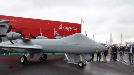 Một mô hình máy bay không người lái giám sát được Dassault Aviation và BAE Systems tạo ra, được trưng bày tại triển lãm hàng không quốc tế Paris năm 2011.