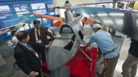 Khách thăm quan Trung Quốc xem một máy bay trực thăng không người lái tại hội chợ triển lãm Hàng không Trung Quốc ở Bắc Kinh hôm 21/9/2011.
