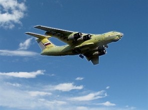 Máy bay vận tải quân sự Il-476 trên bầu trời.