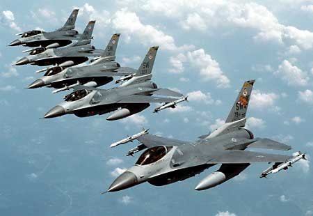 Một phi đội máy bay tiềm kích F-16 trên bầu trời.