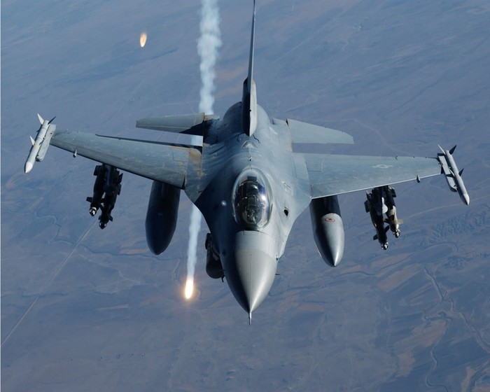 Máy bay tiềm kích F-16 bắn hạ mục tiêu.