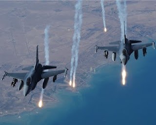 Máy bay tiềm kích F-16 bắn hạ mục tiêu.