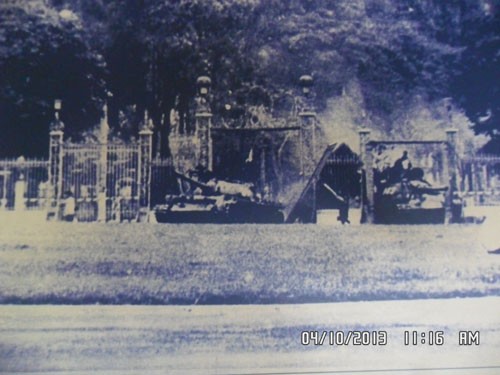 Chiếc T-54B tiến vào Dinh độc lập. (Ảnh chụp từ ảnh tư liệu).
