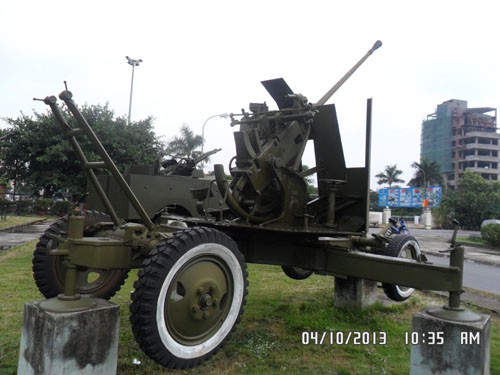 Khẩu pháo này được đại đội 3 bắn hạ 3 máy bay của Pháp tại Điện Biên phủ. Hiện khẩu pháo này đang được lưu giữ tại Bảo tàng Phòng Không – Không quân Việt Nam.