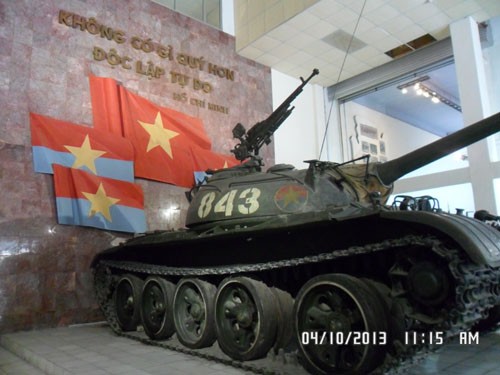 Chiếc T-54B do Trung úy, Đại đội trưởng Bùi Quang Thận chỉ huy, thọc sâu vào, đánh chiếm phủ Tổng thống Ngụy – Sài Gòn, ngày 30/4/1975.