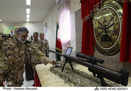 Tư lệnh lục quân Iran, tướng Ahmad Reza Pourdastan kiểm tra khẩu súng bắn tỉa hạng nặng mới có tên Shaher.