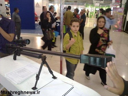 Tuy Iran nhận là tự thiết kế ra súng trường Shaher, tuy nhiên giới chuyên gia dễ dàng nhận thấy Shaher có rất nhiều điểm tương đồng về cả hình dạng bề ngoài và cơ cấu nạp đạn với loại súng trường bắn tỉa Steyr HS.50 do Áo sản xuất (trong ảnh) mà nước này đang sử dụng.